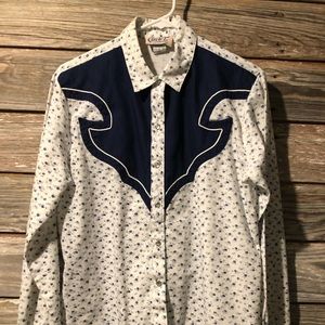 Women’s Circle T snap western shirt. White with flower pattern. Size 15/16
